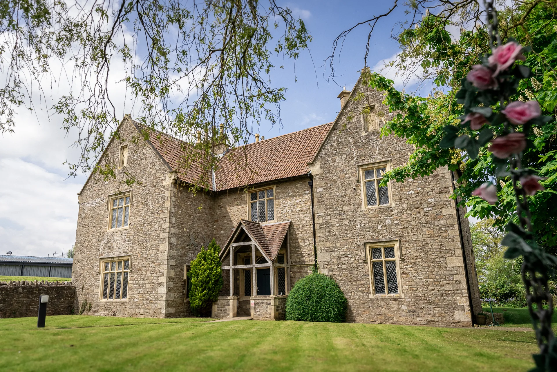 lodge building overlooking lawn at thornbury golf & lodge